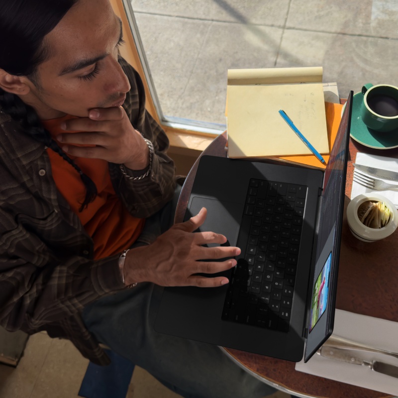 Người dùng đang thao tác trên MacBook Pro 16 inch M3 Pro RAM 18GB SSD 512GB